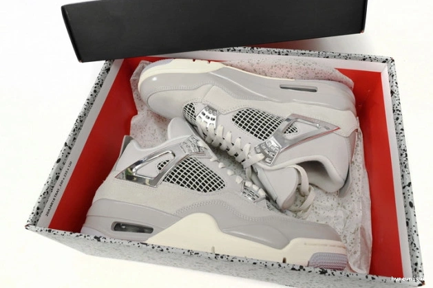 HYPE WMNS Air Frozen AQ9129-001 Jordan 4 Moments 0727
